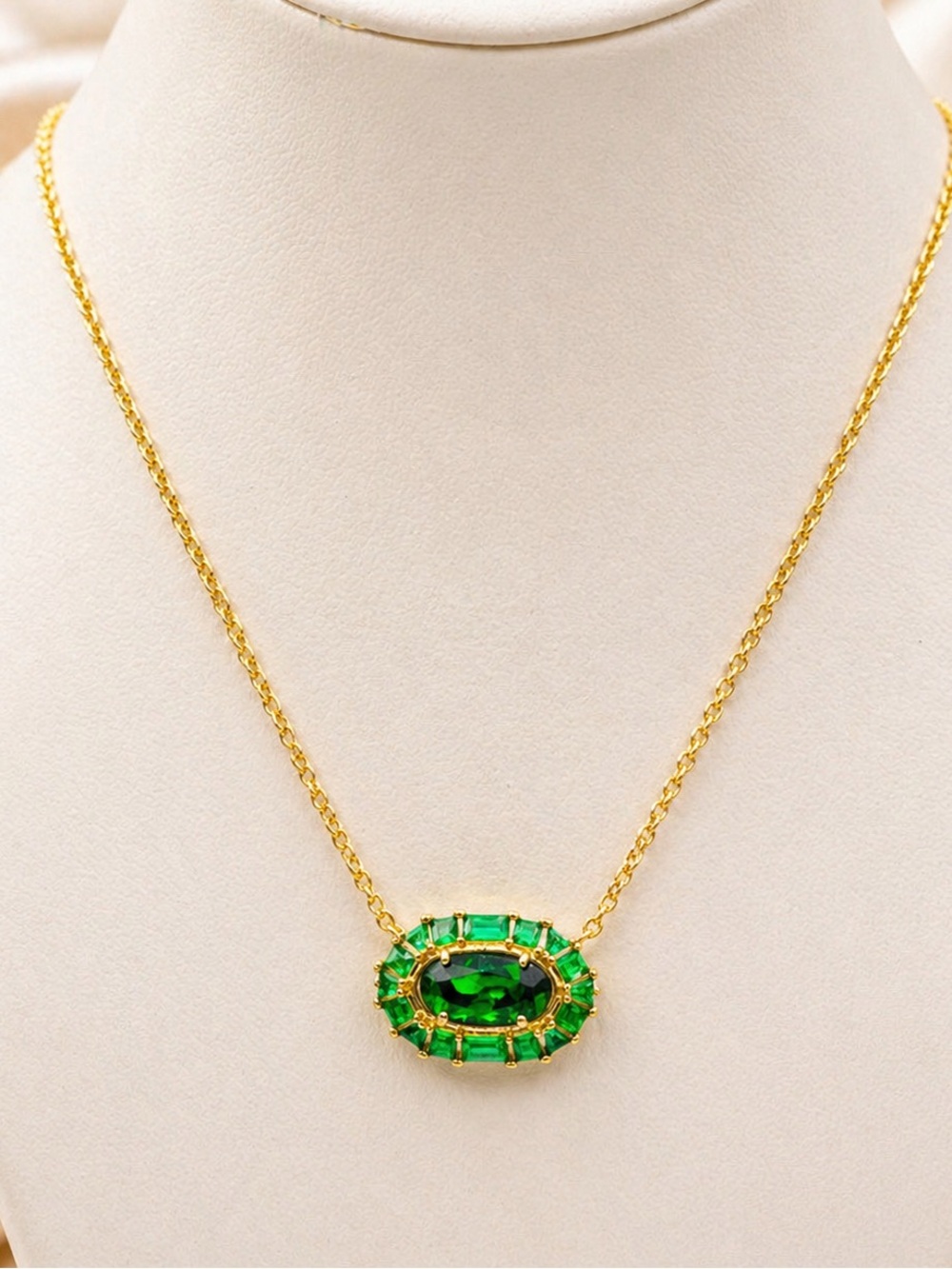 Kendra Scott Elisa Crystal Frame Short Pendant Necklace in Kelly Green - Picture 3 of 7